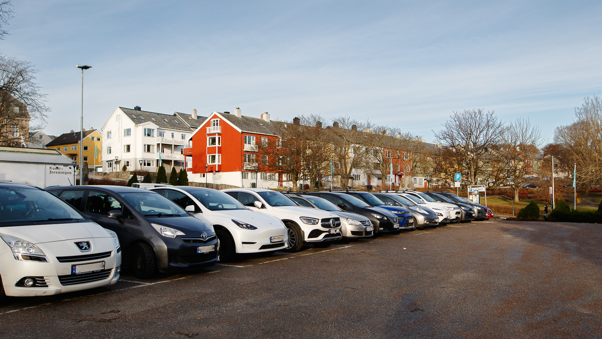 Bilde av biler parkert på Kirketomta i Kristiansund. Foto: Steinar Melby