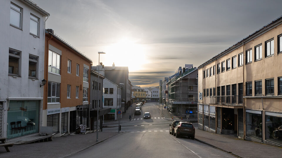 Bilde fra Hauggata i Kristiansund som illustrerer offentlige parkeringsområder