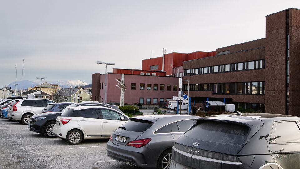 Foto av parkeringsplass ved sykehuset i Kristiansund